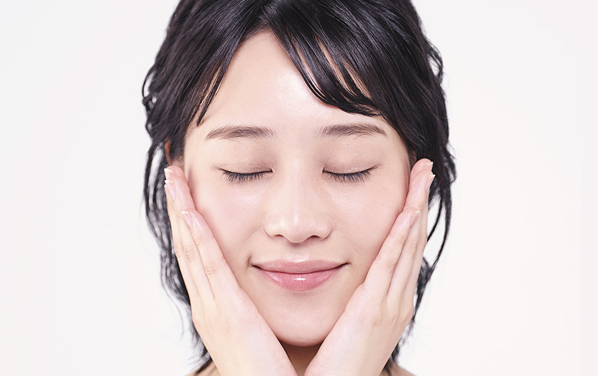 上品な天然ローズの香りで心地よくお肌のお手入れを。